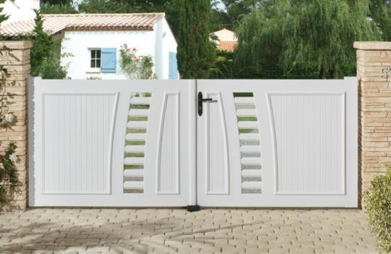 Portails en pvc blanc modern à Saint-Philbert-de-Grand-Lieu